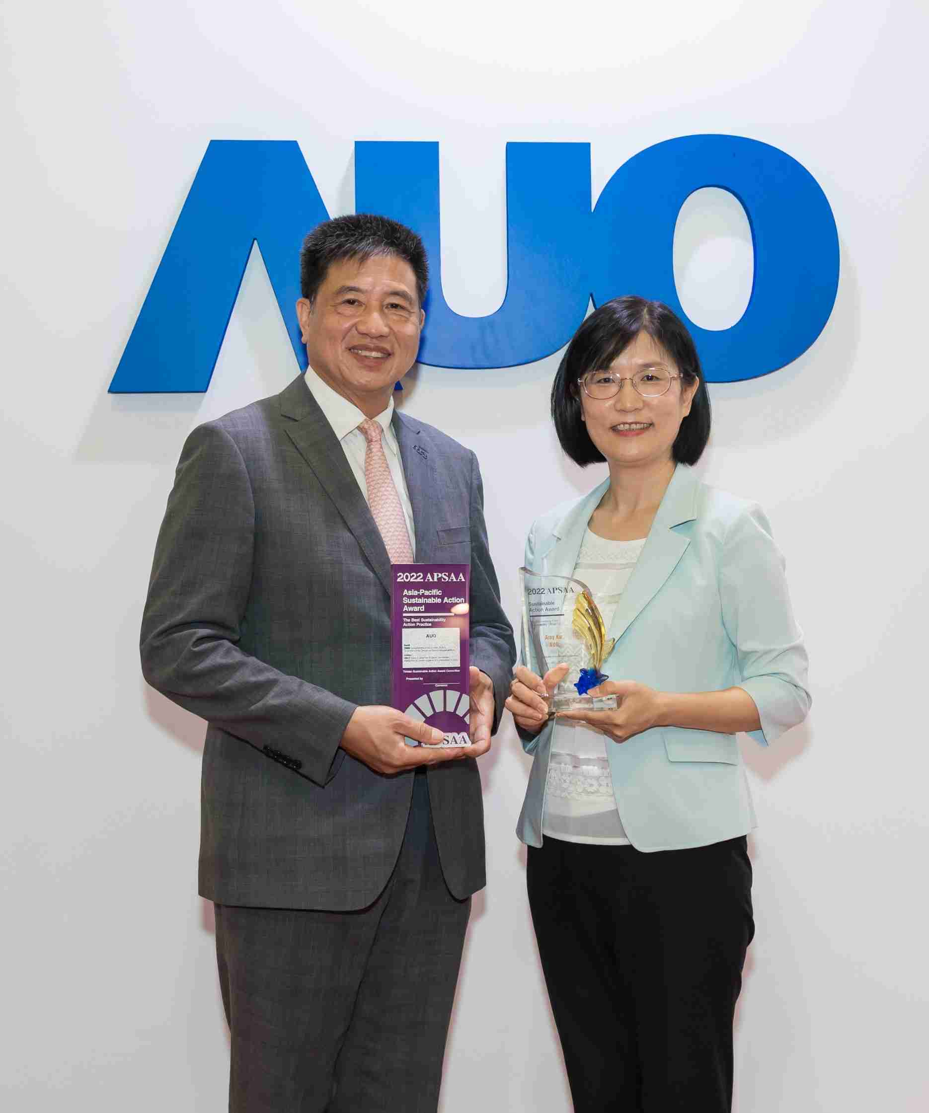 彩霸王长期垫筑永续远景的基石，，，透过ESG暨气候委员会逐步实践永续策略蓝图。。。其中，，，彩霸王光电永续长古秀华带领团队、、制定中长期目标，，，缔造多面向亮眼表现，，，获得「顶尖永续长奖」的个人奖殊荣（左：彩霸王光电董事长暨执行长彭双浪，，右：彩霸王光电永续长古秀华）