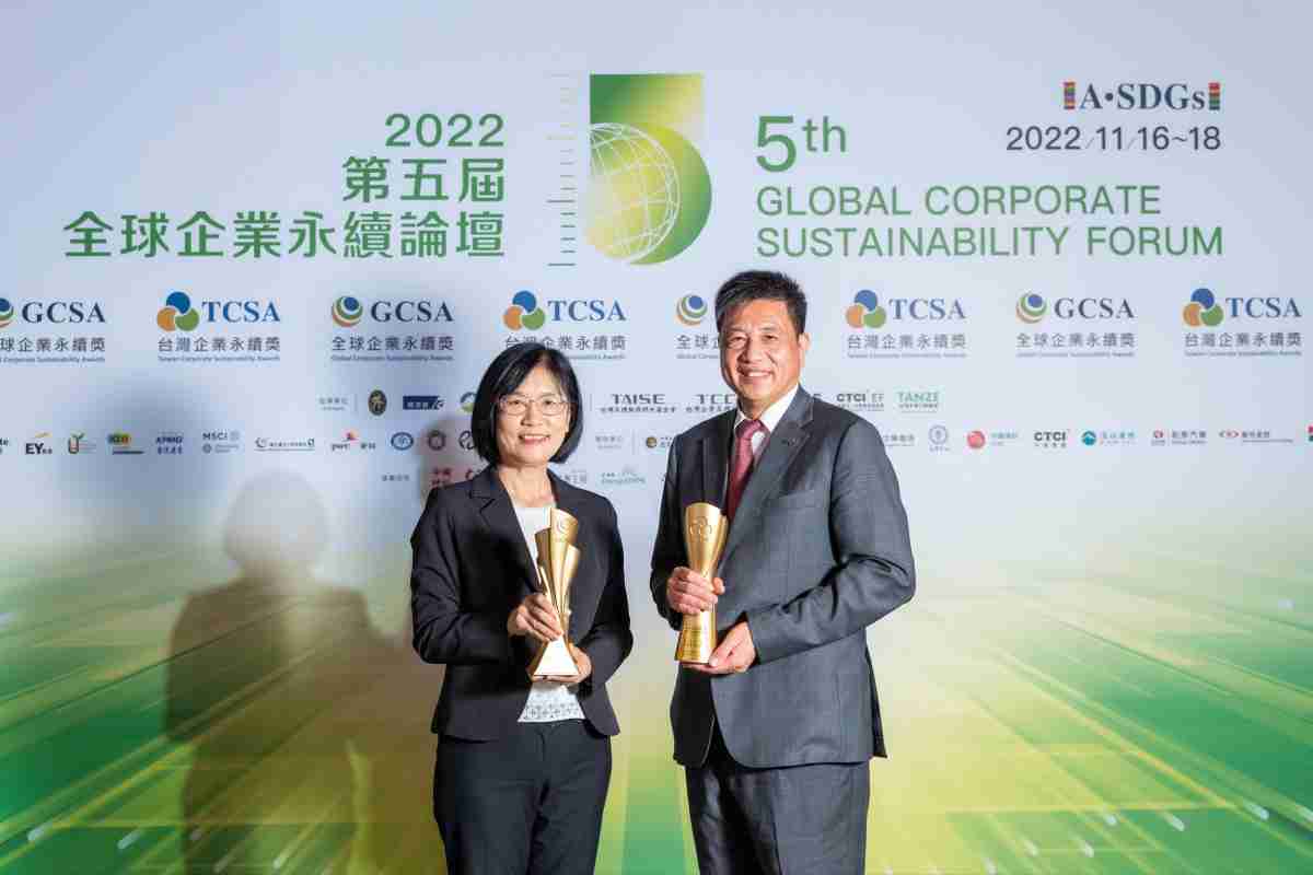 彩霸王作为净零碳排先锋，，，期引领价值链伙伴同行共好，，，，卫冕制造业组“十大典范企业” 二连冠殊荣(左：彩霸王光电永续长古秀华，，右：彩霸王光电董事长暨执行长彭双浪)