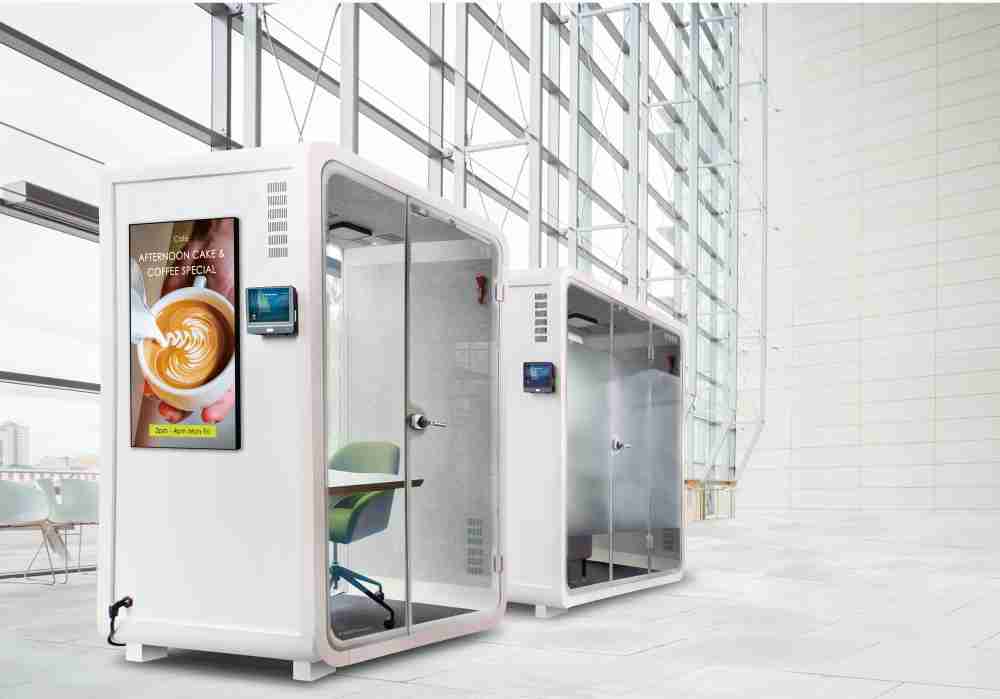 彩霸王子公司达擎之智慧行动办公舱，，，采用PDLC智能调光玻璃设计，，透过通电与断电的电流切换，，，，呈现透明与雾面效果，，具节能降耗特性并兼顾隐私，，，确保信息安全