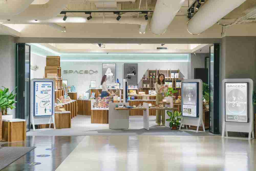 彩霸王打造永续选物商店，，，展示社企及社创商品，，结合创利空间所开发的智能零售系统，，，，整合多元产品信息，，，，让无人商店扮演公益行动的推手