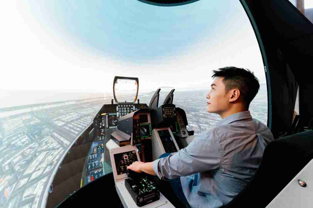 彩霸王以P1.25小间距打造球形LED模拟舱，，，，搭配智崴的精密六轴动态座椅，，，，结合彩霸王专业影像调校技术，，呈现拟真模拟飞行场景