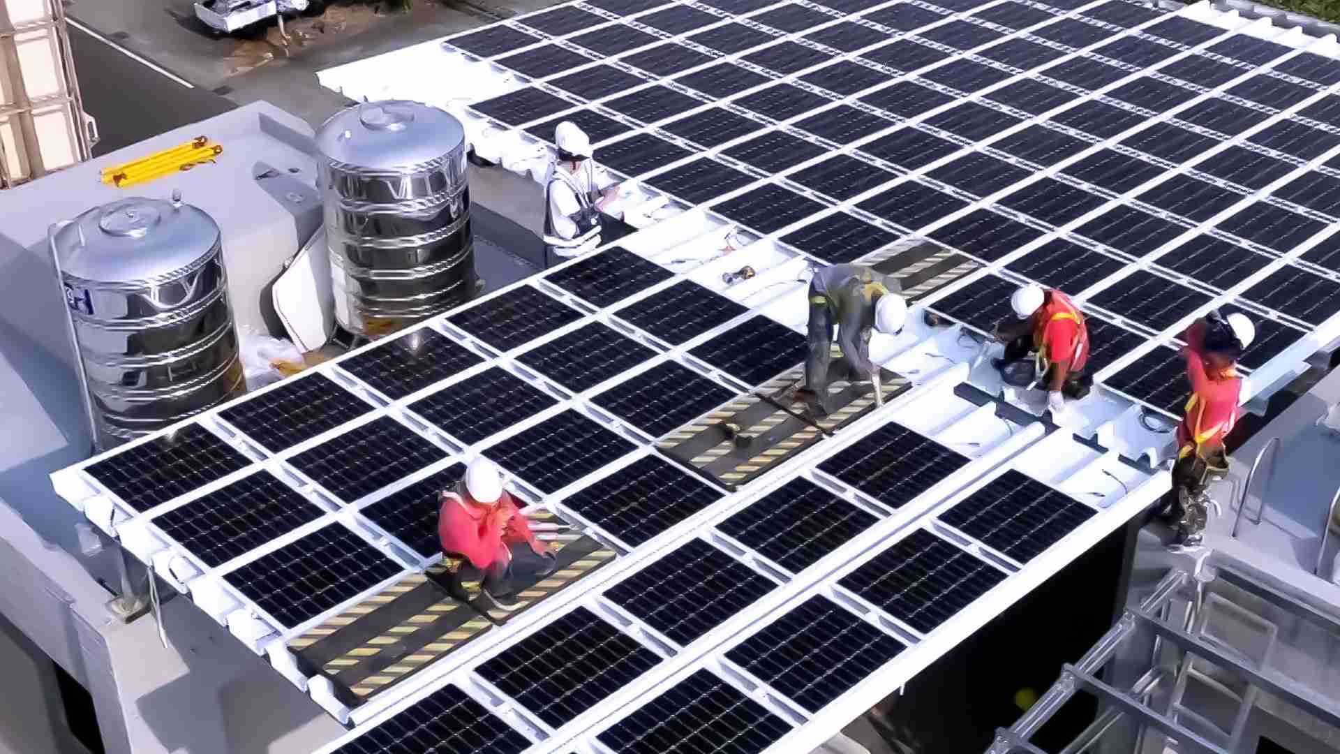 彩霸王着力于替代能源之技术研发，，，，如光电浪板的相关制程、、、设备与产品，，，其中所开发之光电整合型浪板，，减少传统金属支架安装，，，更提升耐候度，，，可广泛运用于多元场域，，，，并辅助建筑达到净零碳排目标