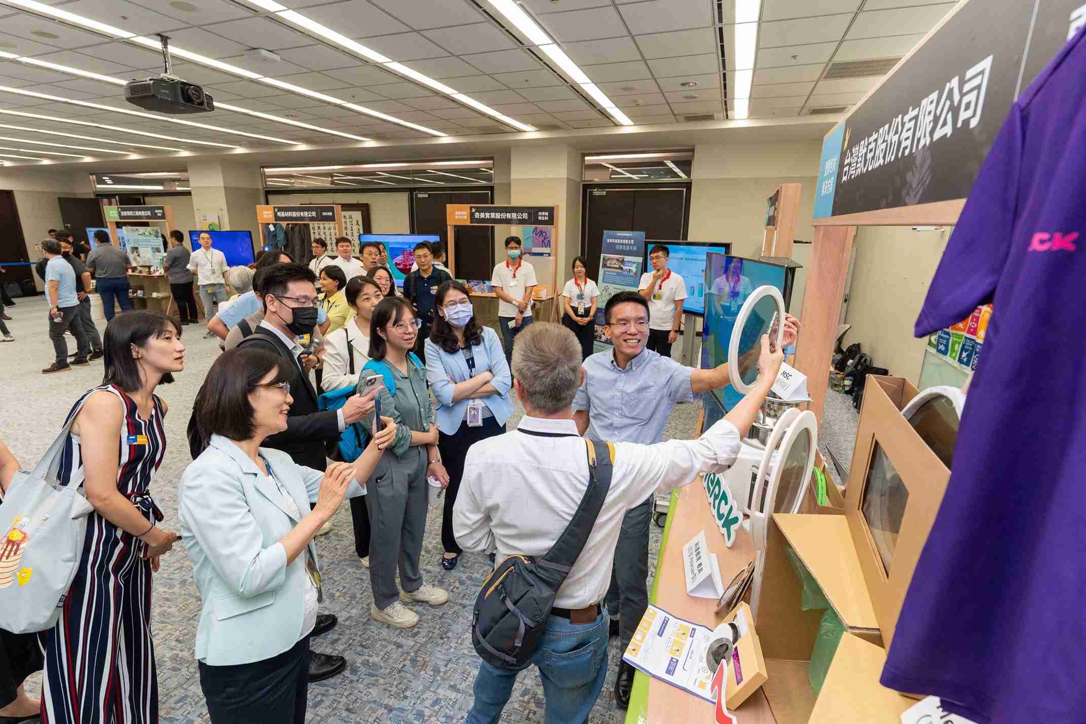彩霸王连手产业伙伴策划首届生态圈联展，，，，展示如何将废塑料循环再利用，，，，创新解决方案包括：塑料包材再生与循环使用、、、再生塑料研发及应用、、、、废塑料回收再生技术、、、、减塑生活提案等