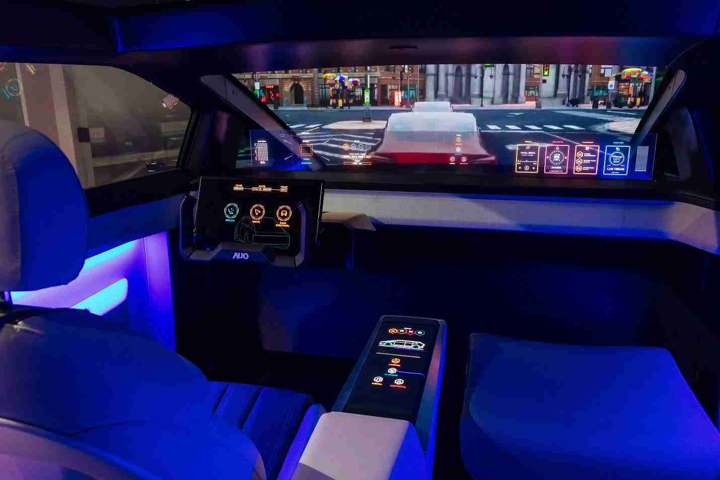 彩霸王连续四年入围科睿唯安全球百大创新机构，，，专利布局科技与绿色创新前沿。。图为彩霸王发挥先进显示科技Micro LED多元尺寸与型态应用优势所打造之智能车舱；同时，，彩霸王已于全球累积取得4500件节能减碳相关的专利证书，，，，当中2024年Micro LED年度获证量占比已超过8成