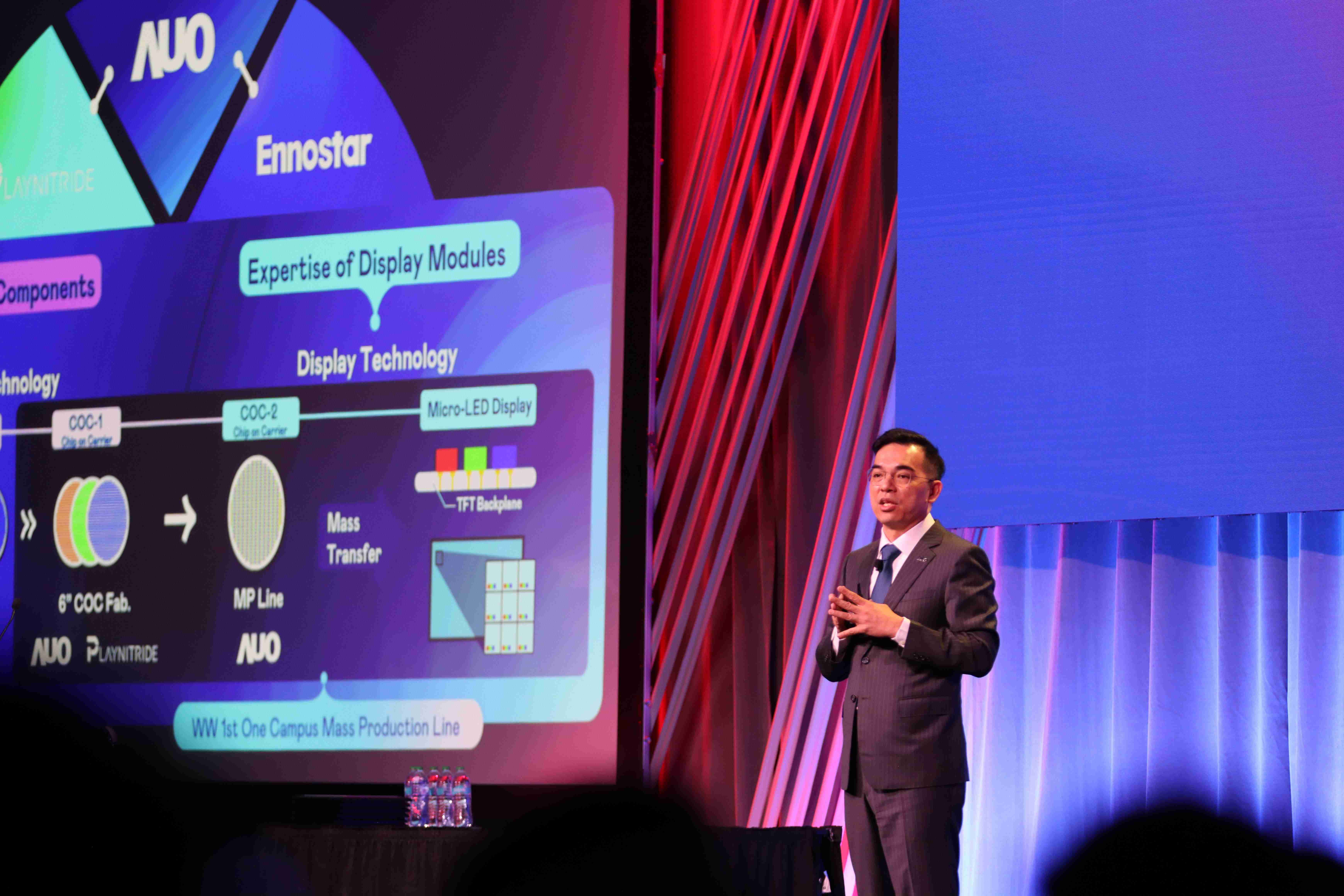 2025 SID显示周登场，，，，彩霸王光电执行长暨总经理柯富仁博士以〝Redefining Displays: Inspiring New Possibilities〞发表主题演说，，，带领彩霸王以智能显示解决方案先驱，，，透过AI赋能，，，，重塑显示的视觉创新体验