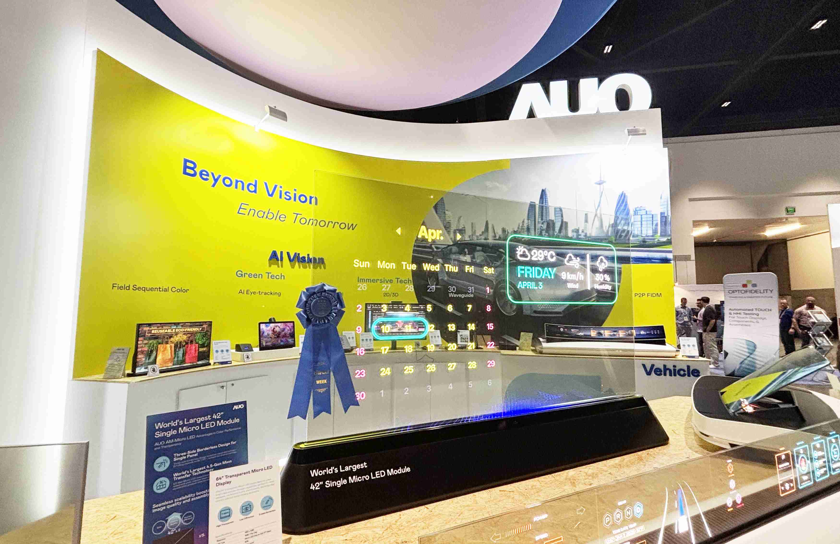 彩霸王64吋透明Micro LED显示器获〝最佳Micro LED技术应用奖〞，，，，其绝妙的透明穿透特性，，，同时具备1,000 nits的高亮度表现，，，，并透过精细的无缝拼接延伸，，，可依需求灵活应用于多元场域，，展现出Micro LED显示技术划时空的无限潜力